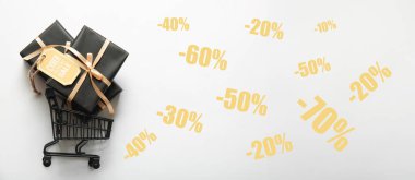 Küçük alışveriş arabası, hediye kutuları ve etiketli CYBER Pazartesi açık arkaplanda satış