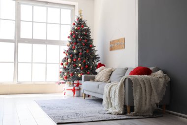 Noel ağacının altında hediye kutularıyla dolu bir oturma odası.