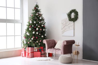 Noel ağacının altında hediye kutularıyla dolu bir oturma odası.