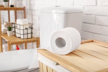 Tuvaletteki çamaşır sepetinde tuvalet kağıdı rulosu, yakın plan.