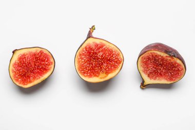 Beyaz arka planda taze sulu incirler