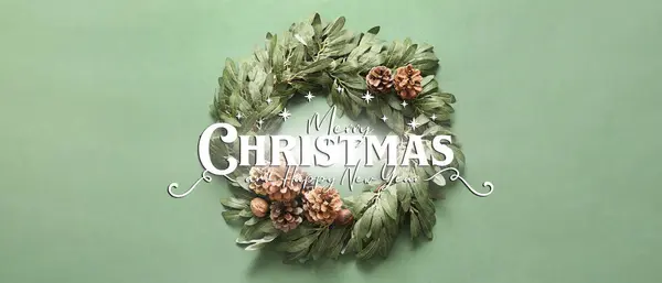 緑の背景にクリスマスリースと美しい挨拶バナー — ストック写真