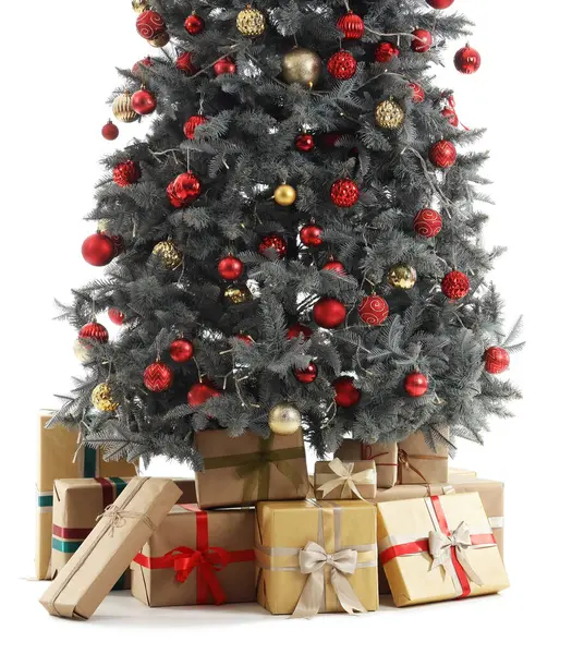 白い背景に隔離されたクリスマスツリーの下のギフトボックス ストック写真