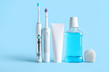 Mavi arkaplanda ağız temizliğine ayarlı.