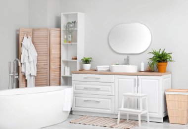 Modern banyonun iç mimarisi.