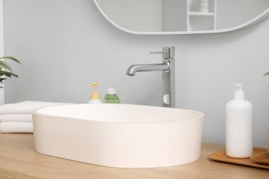 Banyoda şık beyaz lavabo