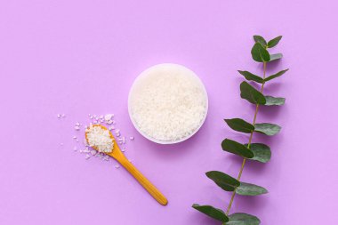 Leylak arka planında bir kase deniz tuzu ve okaliptüs dalı.