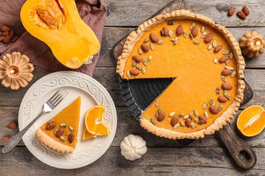 Portakallı, bademli ve ahşap kaplamalı lezzetli balkabaklı tart.