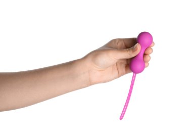 Beyaz arka planda vajinal topları olan kadın el, yakın plan.