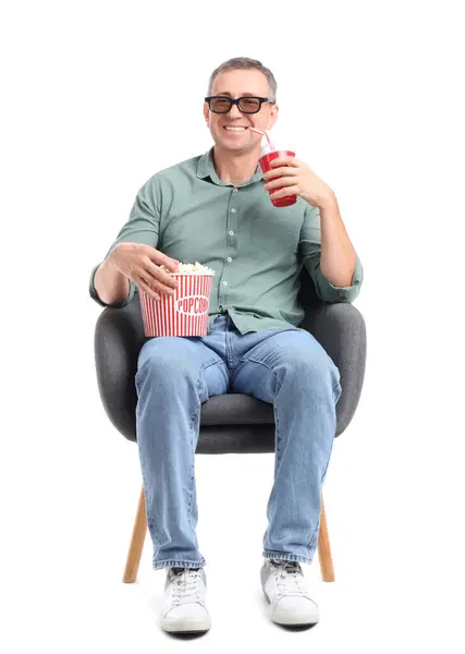 Reifer Mann Mit Limo Und Popcorn Sessel Auf Weißem Hintergrund — Stockfoto