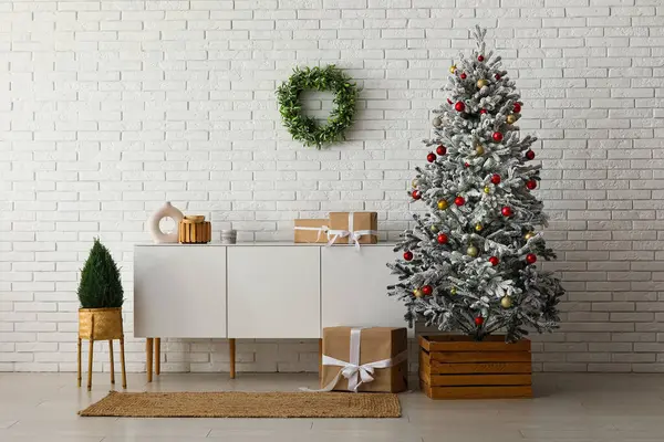 Bela Árvore Natal Com Cômoda Caixas Presente Perto Parede Tijolo — Fotografia de Stock
