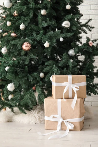 Bela Árvore Natal Com Caixas Presente Perto Parede Tijolo Branco — Fotografia de Stock
