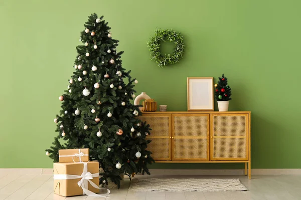 Bela Árvore Natal Com Caixas Presente Cômoda Perto Parede Verde — Fotografia de Stock