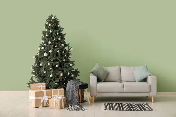 Bela Árvore Natal Com Caixas Presente Sofá Perto Parede Verde — Fotografia de Stock