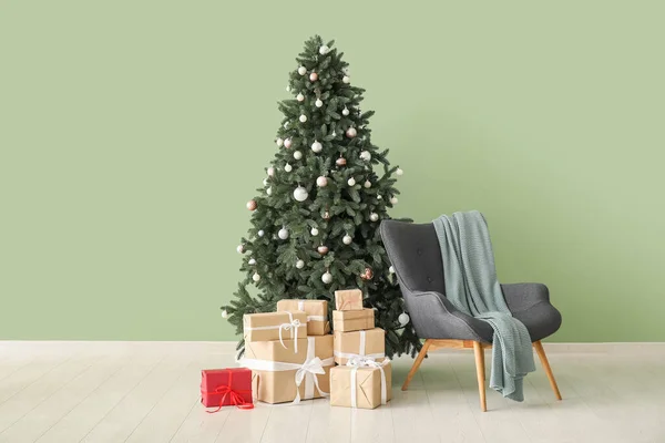 Bela Árvore Natal Com Caixas Presente Poltrona Perto Parede Verde — Fotografia de Stock