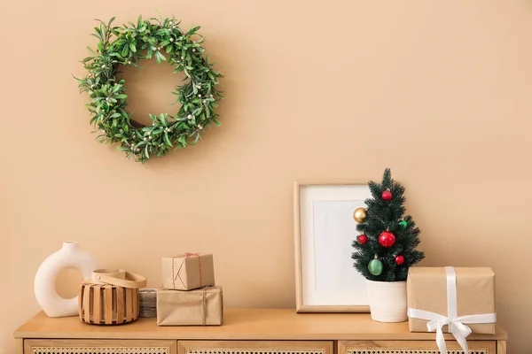 Beautiful Christmas Tree Wreath Gift Boxes Beige Wall — Stock Photo, Image