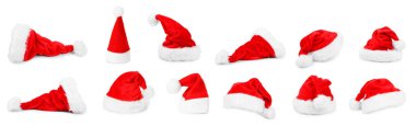 Beyaz arka planda bir sürü Noel Baba şapkası.