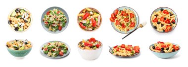 Beyaz arka planda lezzetli makarna salataları kolajı