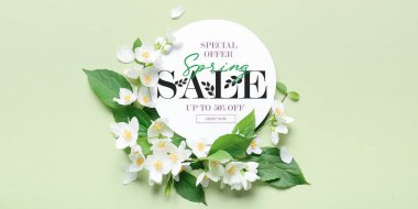 Açık yeşil arka planda satışta olan güzel çiçekler ve kart.