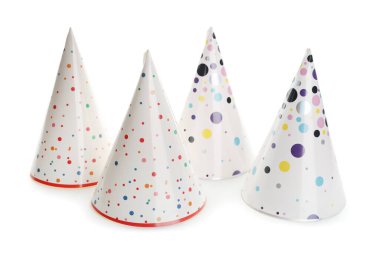 Beyaz arka planda parti konisi şapkaları