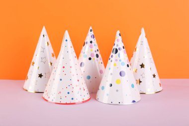 Renkli arka planda farklı parti şapkaları