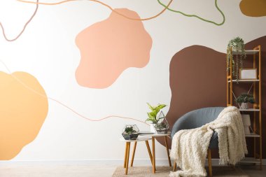 Oturma odasının içinde masalarda ve koltuklarda floraryumlar var.