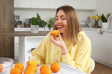 Bardak portakal suyu mutfak olan kadın