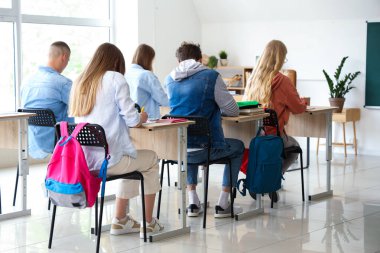 Sınıf arkadaşları sınıfta oturuyor.