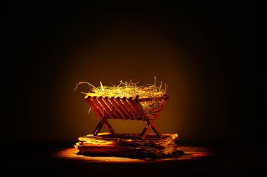 Saman ve eski kitaplı ahşap masa ve koyu arkaplan