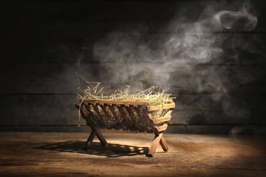 Samanlı ve dumanlı ahşap arka planda yemlik
