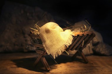 Samanlı yemlik, kumaş ve taşlar koyu ahşap masada.