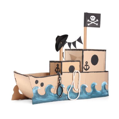 Beyaz arkaplanda korsan karton gemi