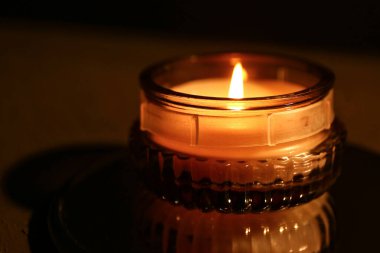 Siyah arkaplanda yanan güzel bir mum