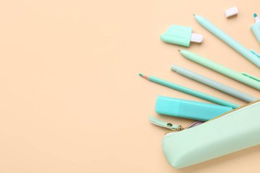 Bej arka planda okul kırtasiyesi olan kalem kutusu