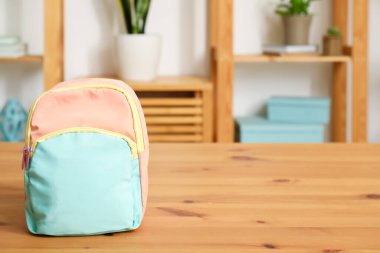 Kaliteli okul çantası oturma odasındaki ahşap masada.