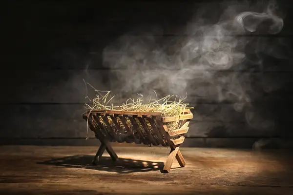 Krippe Mit Heu Und Rauch Auf Dunklem Holzgrund — Stockfoto