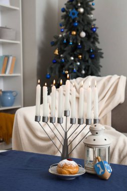 Çörekli Menorah, fener ve hannukah için el feneri oturma odasındaki masada.