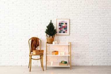 İçinde Noel takvimi, sandalye ve raf ünitesi olan oturma odası.