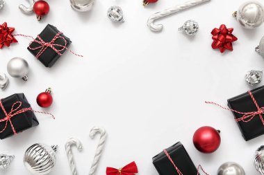 Noel balolarından yapılmış çerçeve hediye kutuları ve beyaz arka planda şeker kamışları