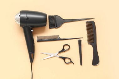Bej arka planda farklı kuaför araçları