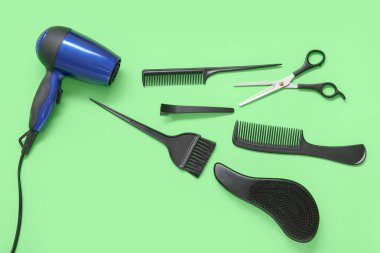 Yeşil arka planda farklı kuaför araçları