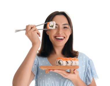 Sushi 'si olan mutlu genç bir kadın, beyaz tenli.