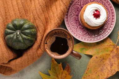 Bir fincan aromatik kahve, lezzetli kek ve grunge arkaplanda sonbahar dekoru ile kompozisyon