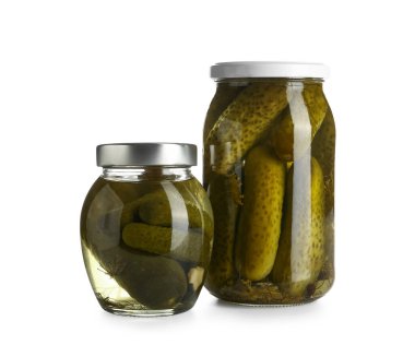 Beyaz arka planda lezzetli salatalıklı kavanozlar.