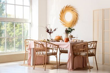 Şükran Günü için hazırlanan sonbahar sofrası hafif yemek odasında balkabakları ve okaliptüs dallarıyla süslendi.