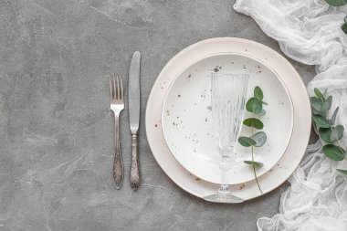 Gri arkaplanda şık tablo ayarı