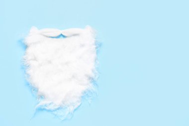 Arka planda pamuktan yapılmış Noel Baba sakalı