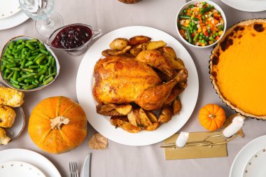 Şükran Günü için lezzetli yiyeceklerle şenlik masası, yakın plan.