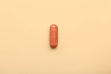 Bej arka planda tıbbi kapsül