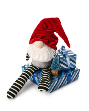 Hediye kutularıyla Noel cücesi ve beyaz arka planda izole edilmiş dekoratif köknar.